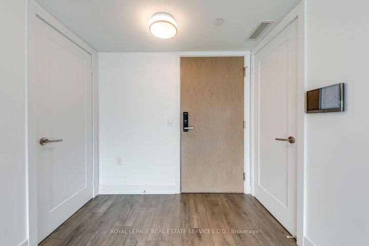 Property Photo: 585 Bloor Street E 1320 ON M4W 0B3