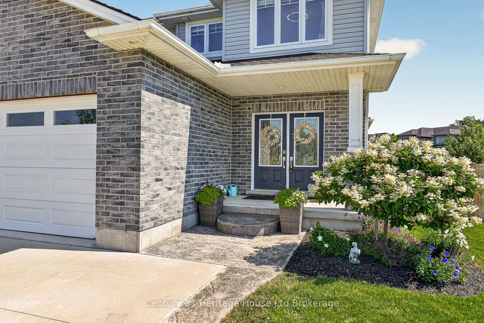 Property Photo:  924 Springbank Avenue N  ON N4T 0G1 