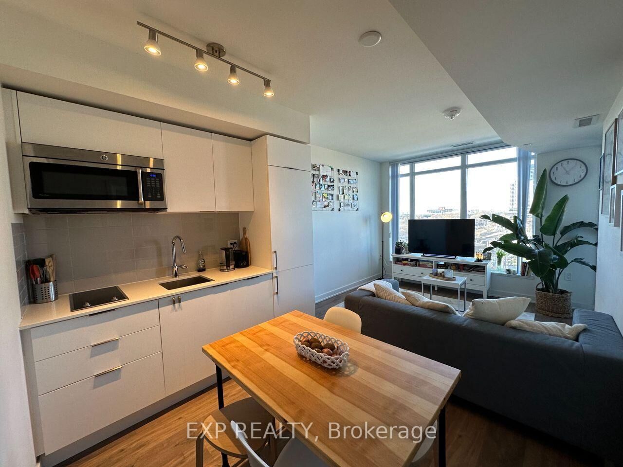 Property Photo: 27 Bathurst Street 512 ON M5V 0R1