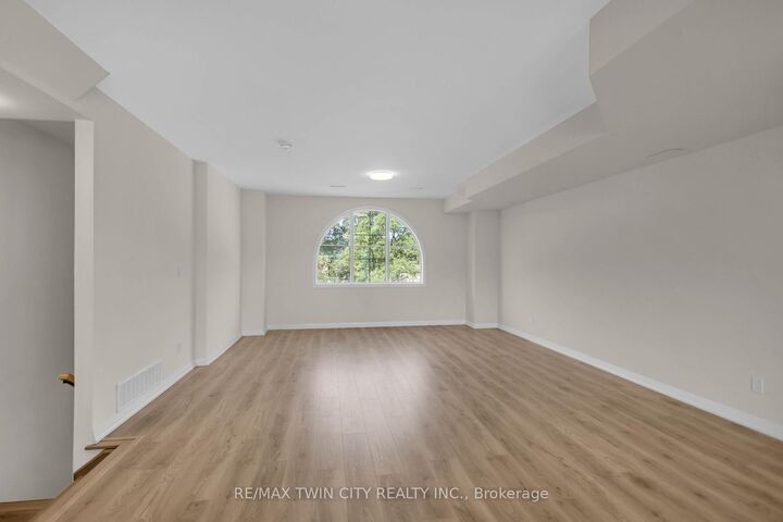 Property Photo:  677 Park Road N 17  ON N3R 0C2 