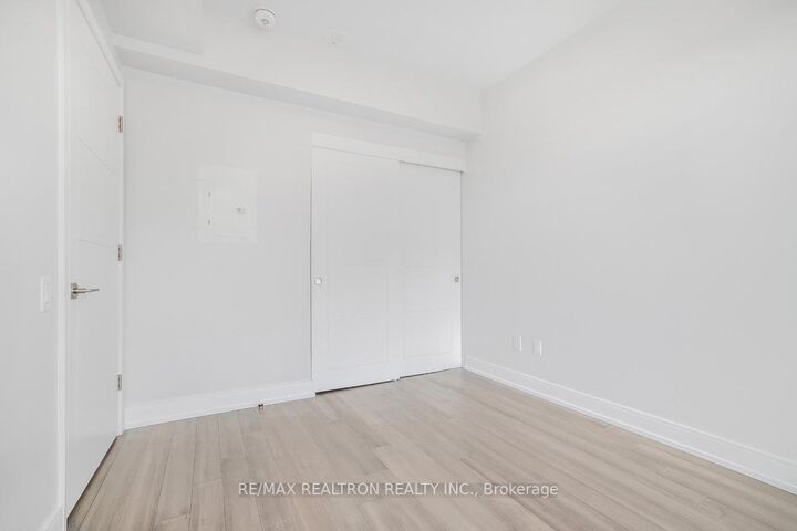 Property Photo: 2525 Bathurst Street 805 ON M6B 2Y9