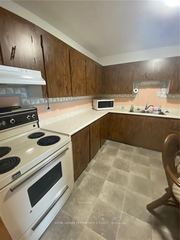 Property Photo:  220 Kenyon Street W 209  ON K0C 1A0 