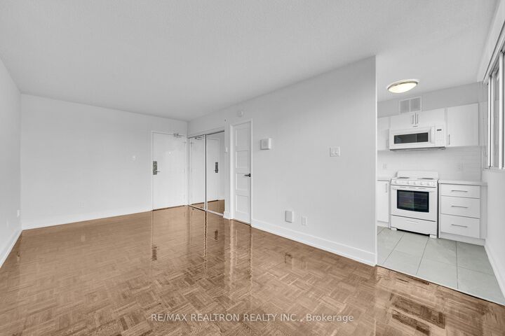 Property Photo: 33 Isabella Street 2713 ON M4Y 2P7