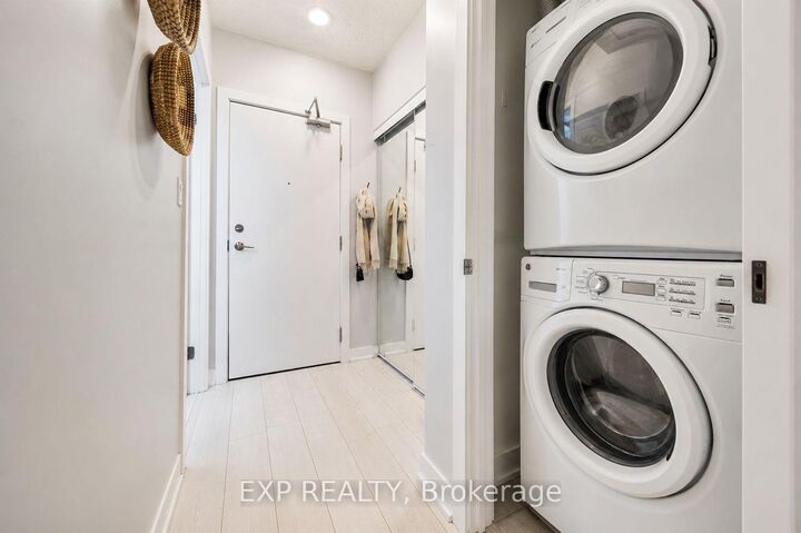 Property Photo:  20 Bruyeres Mews 313  ON M5V 0G8 