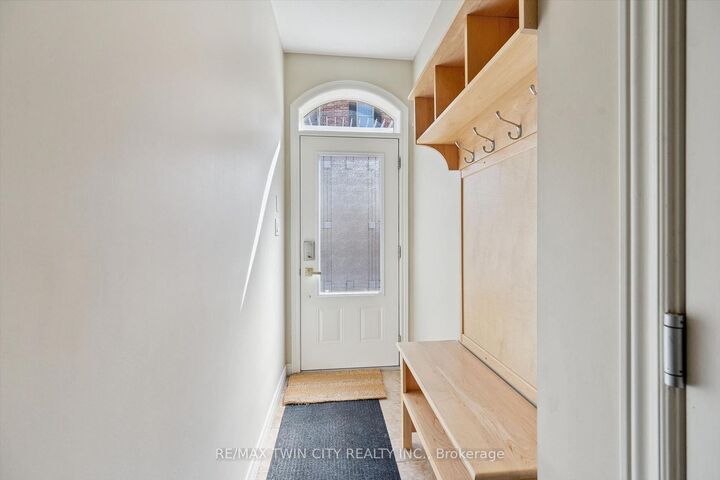 Property Photo: 4 Cheltenham Mews ON N2H 0B2