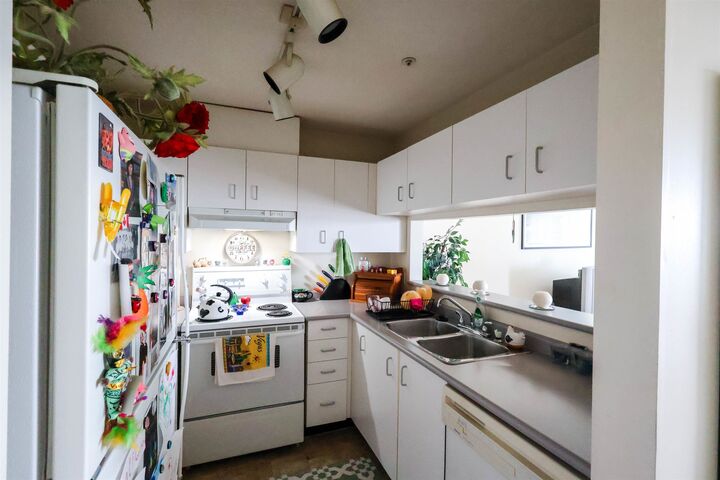 Property Photo: 723 Twelfth Street 206 BC V3M 4J8