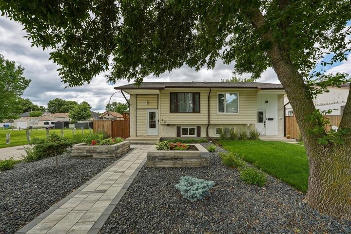 Property Photo: 70 Ainsdale Way MB R2C 4B4
