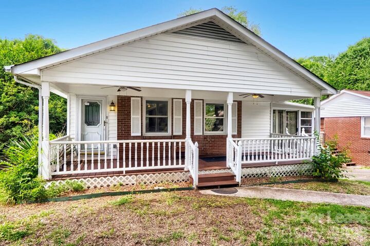 Property Photo:  221 Eden Circle  NC 28134 
