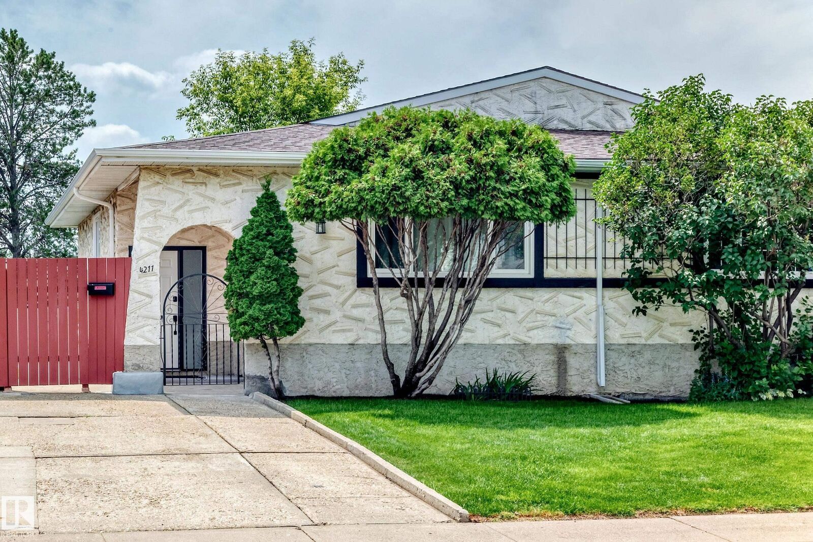 Property Photo: 4211 135 Avenue NW AB T5A 2N6