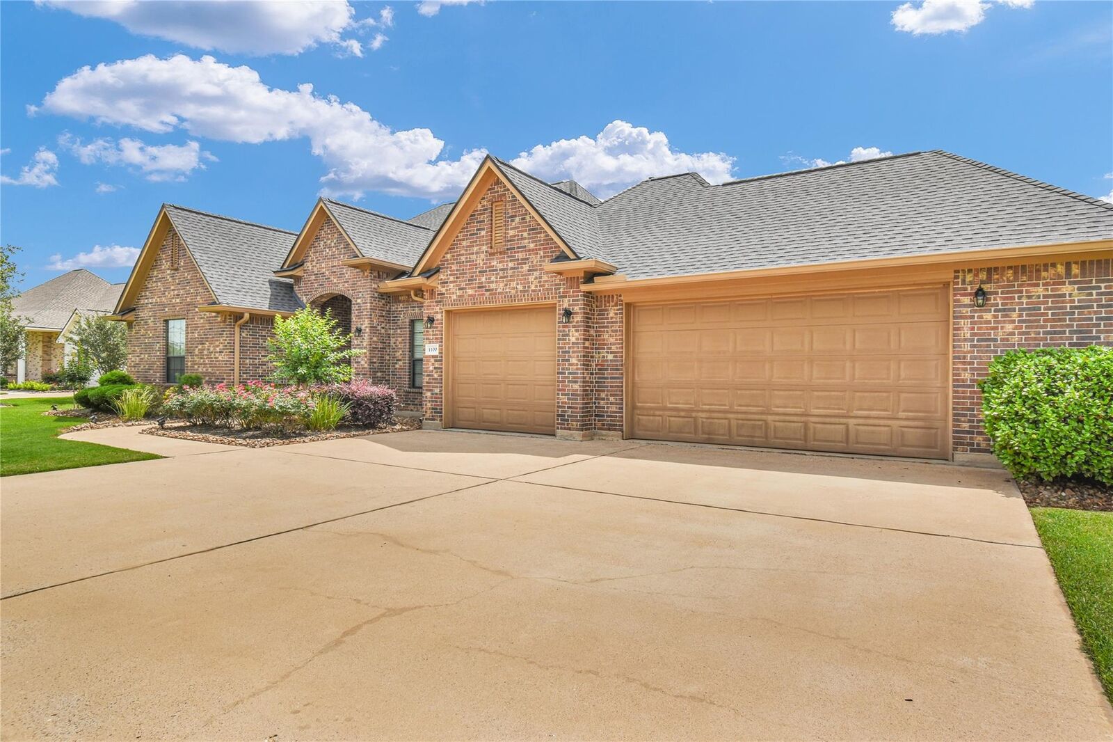 Property Photo: 1100 Southern Oaks Drive Drive TX 77515