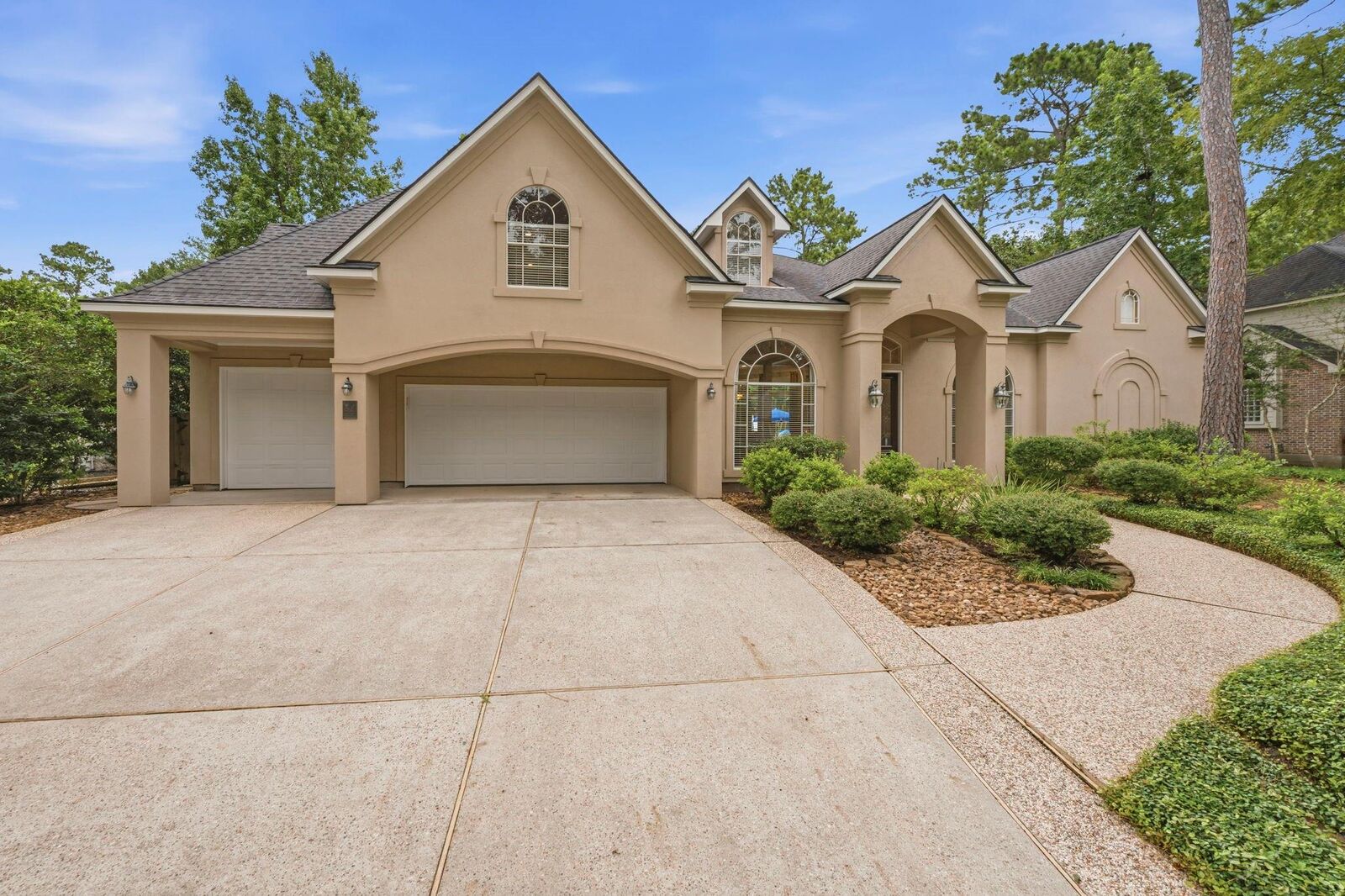 Property Photo: 54 N Wooded Brook Circle TX 77382