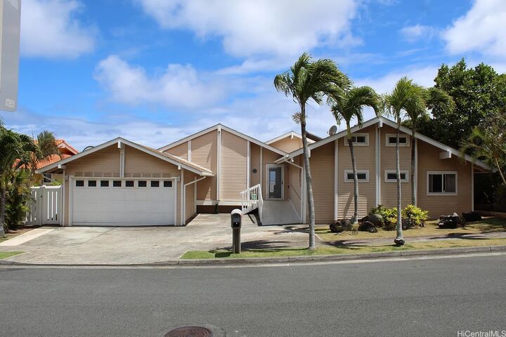 Property Photo: 995 Kaahue Street HI 96825