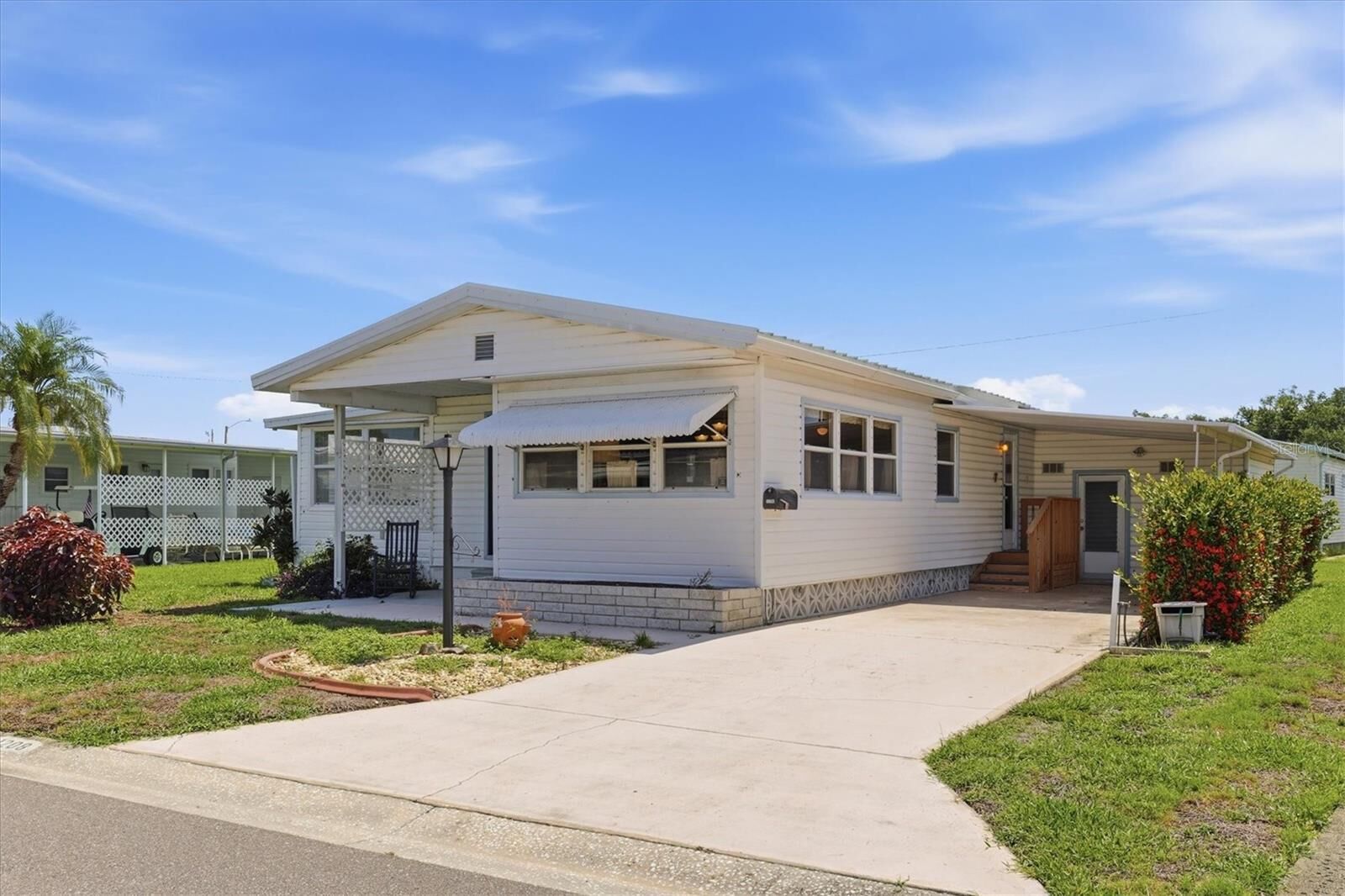 Property Photo: 1208 44th Avenue Drive E FL 34222