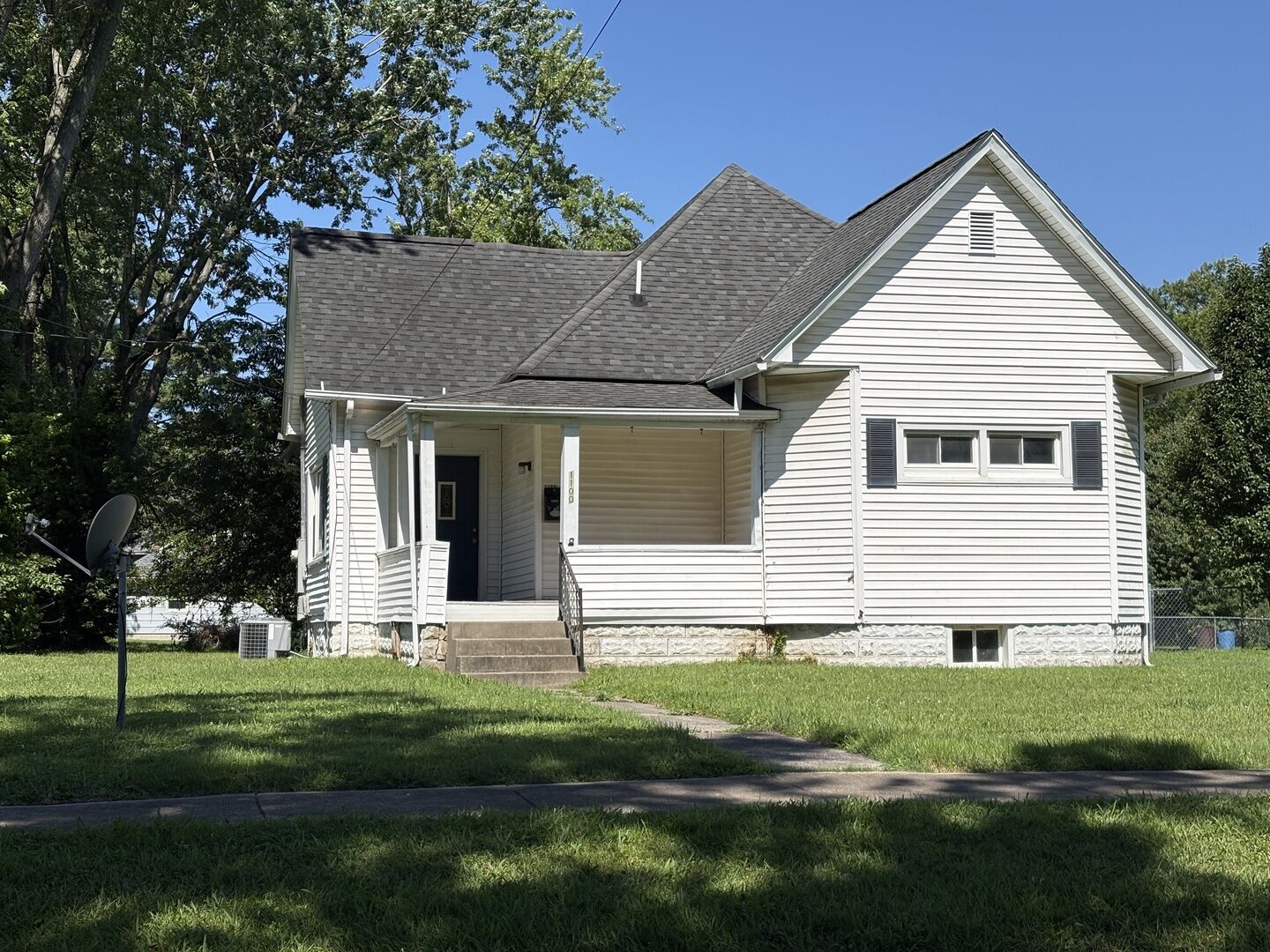Property Photo:  1100 N Van Buren Street  IL 62959 