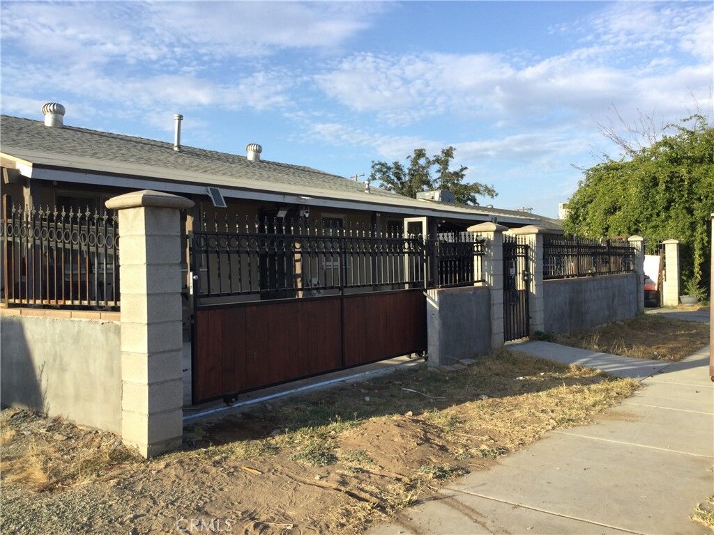 Property Photo: 332 W 11th CA 92570