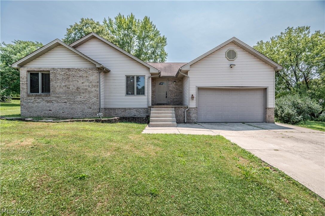 Property Photo: 1015 Niles Vienna Road OH 44446