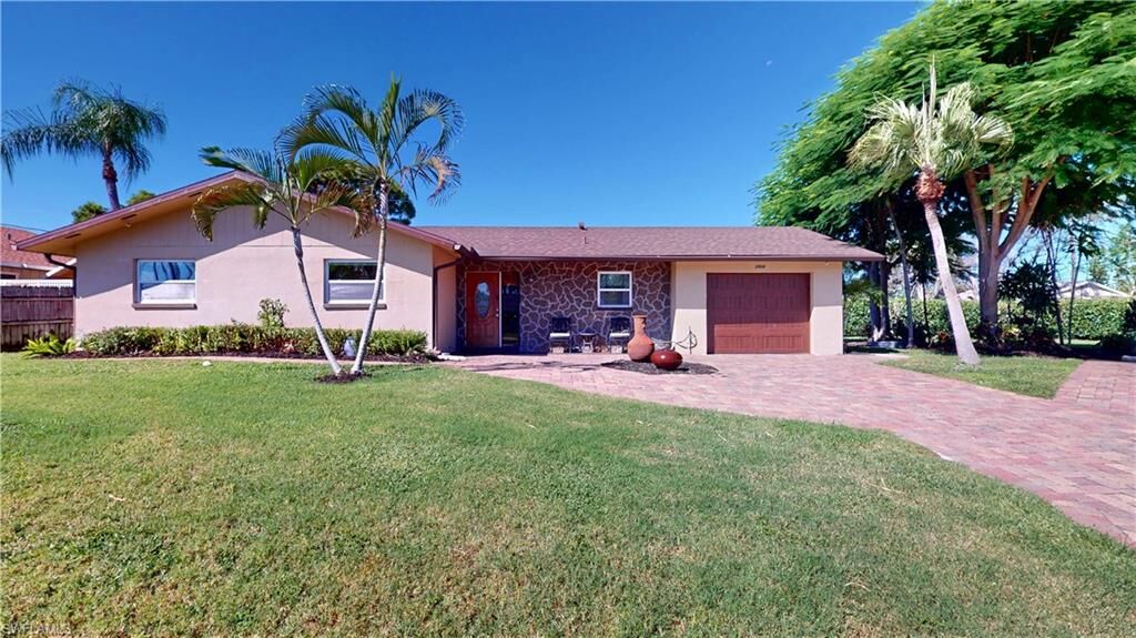Property Photo: 27514 Playa Del Rey Ln FL 34135