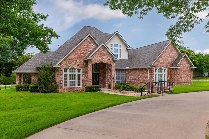 Property Photo: 1917 Woodland Hills Lane TX 76087