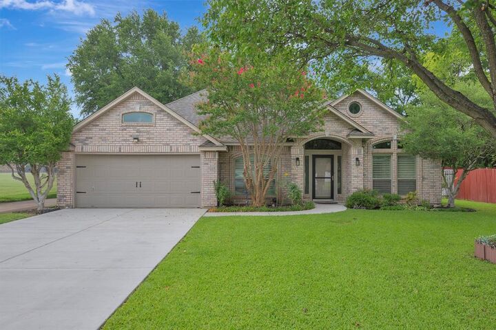 Property Photo: 4731 Saddlebrook Drive TX 76116
