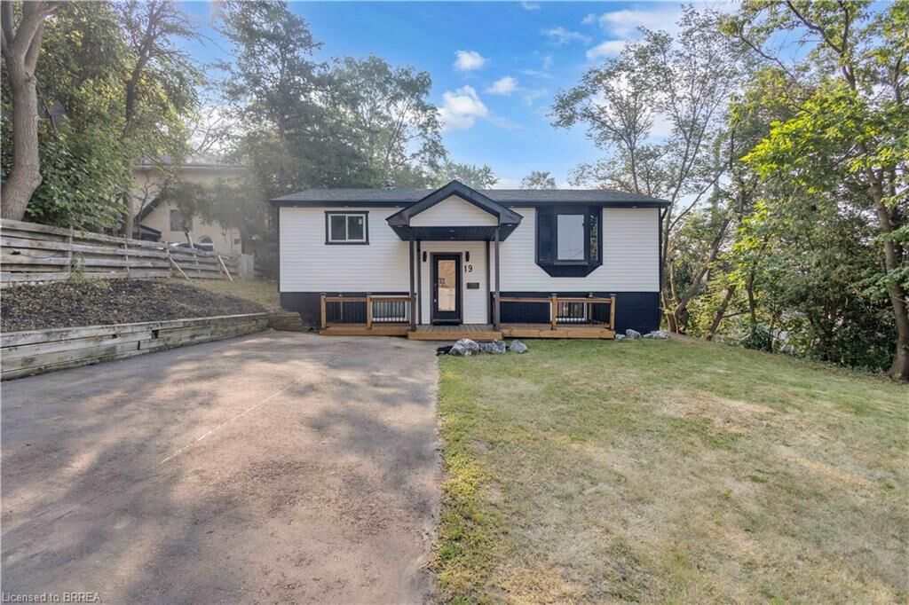 Property Photo: 19 Broad Street ON N3R 7E1