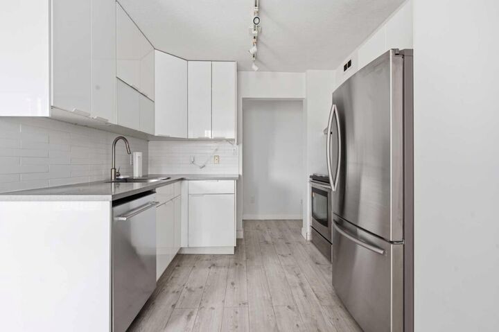 Property Photo: 523 15 Avenue SW 405 AB T2R 0R3