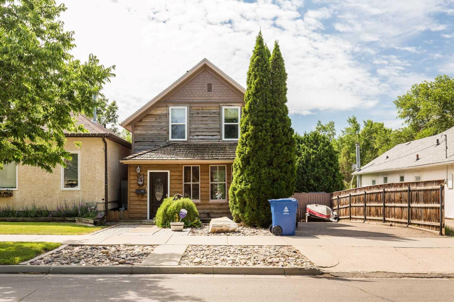 Property Photo: 1238 7 Avenue S AB T1J 1K8