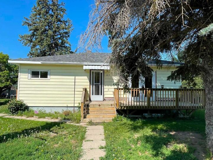 211 9 St N — photo 1