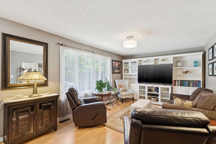 Property Photo:  6111 Bow Crescent NW  AB T3B 2C2 