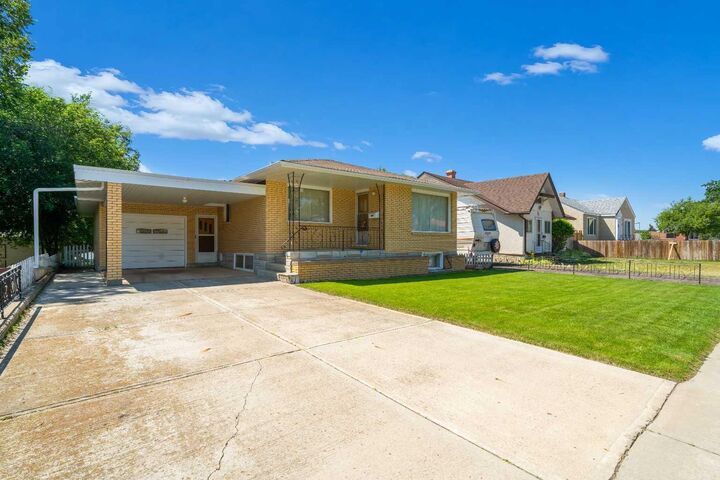 Property Photo:  61 5 Street SW  AB T1A 4G3 