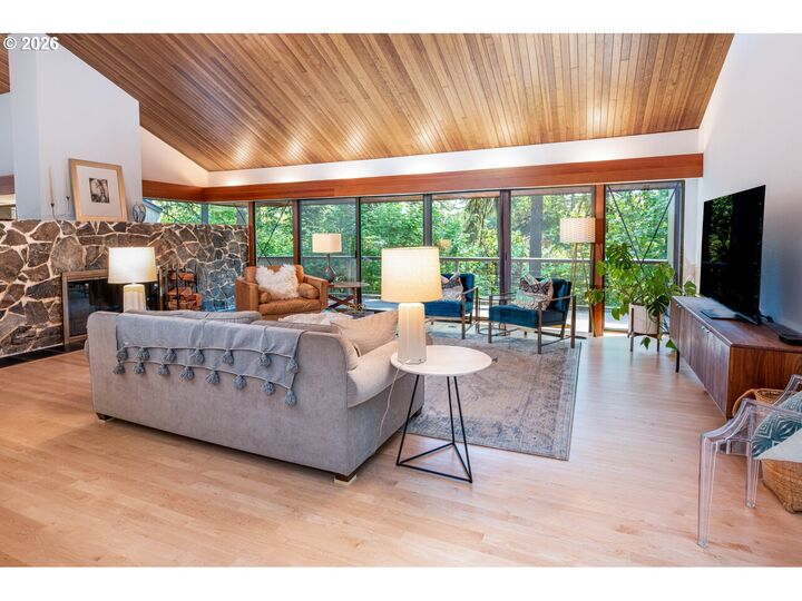 Property Photo: 1858 Fircrest Dr OR 97403