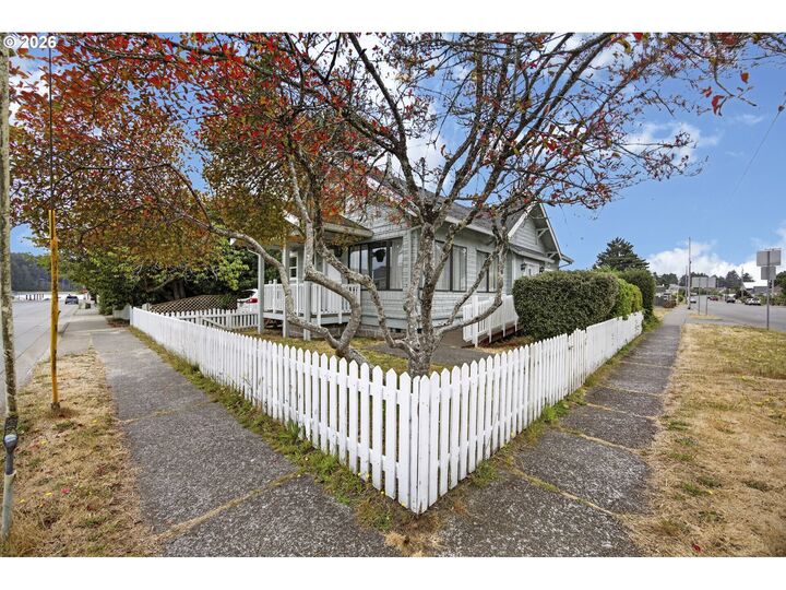 Property Photo: 289 Harbor St OR 97439