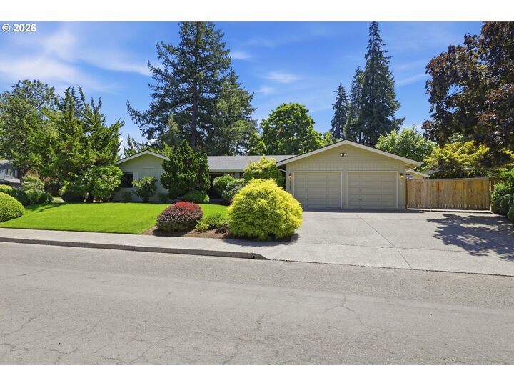 Property Photo: 1761 Russet Dr OR 97401