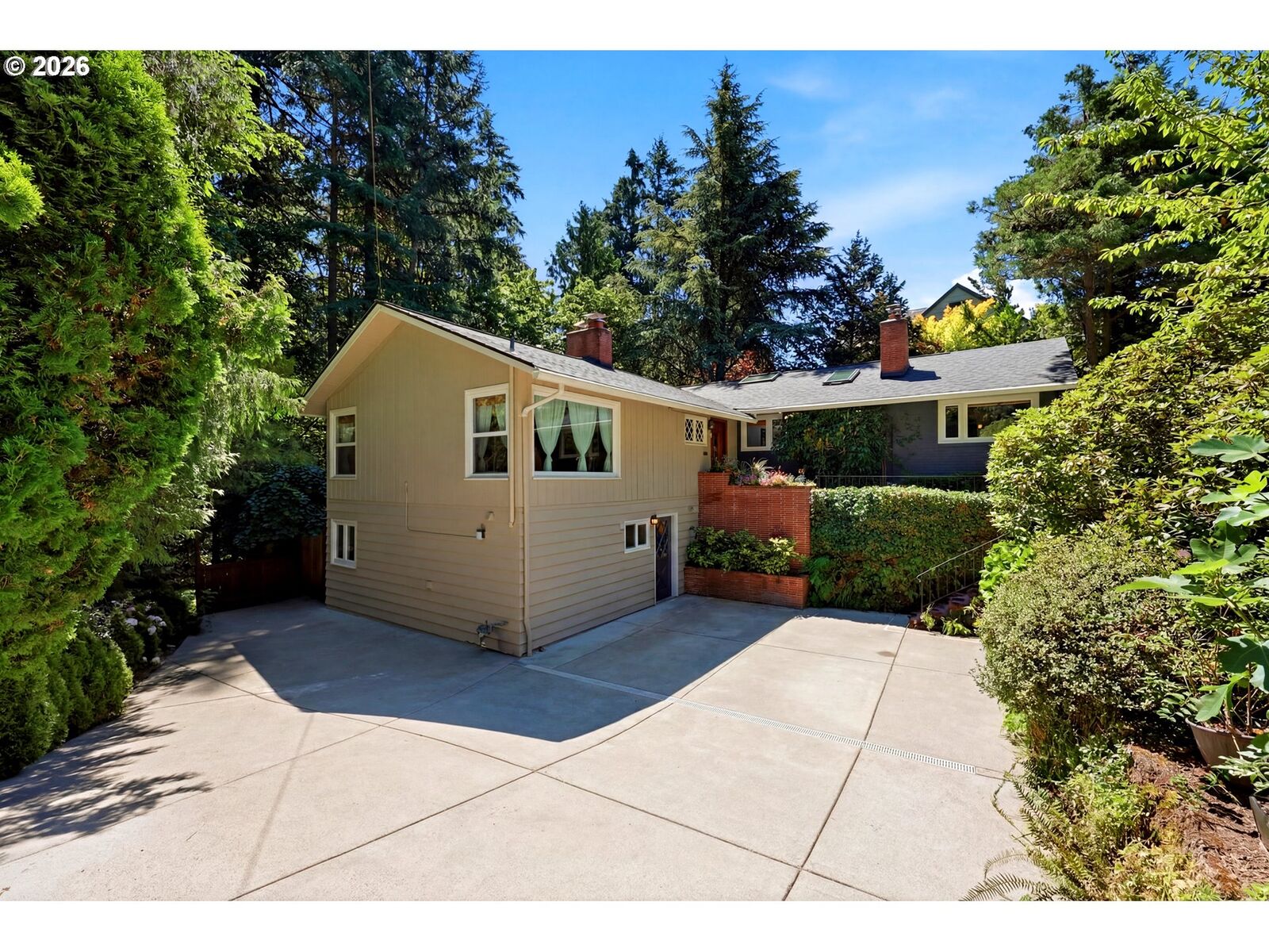 Property Photo: 2210 SW Broadway Dr OR 97201