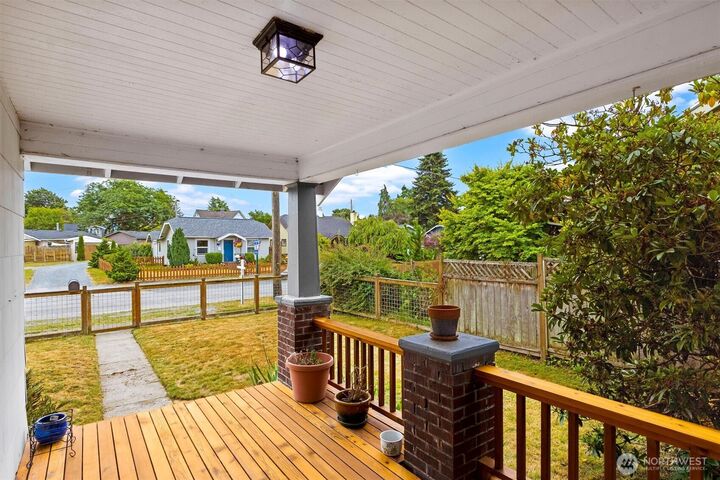 Property Photo:  2827  Walnut Street  WA 98225 