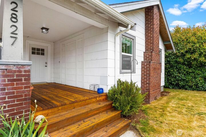 Property Photo:  2827  Walnut Street  WA 98225 