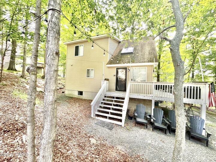 Property Photo: 1023 Oak Terrace PA 18436