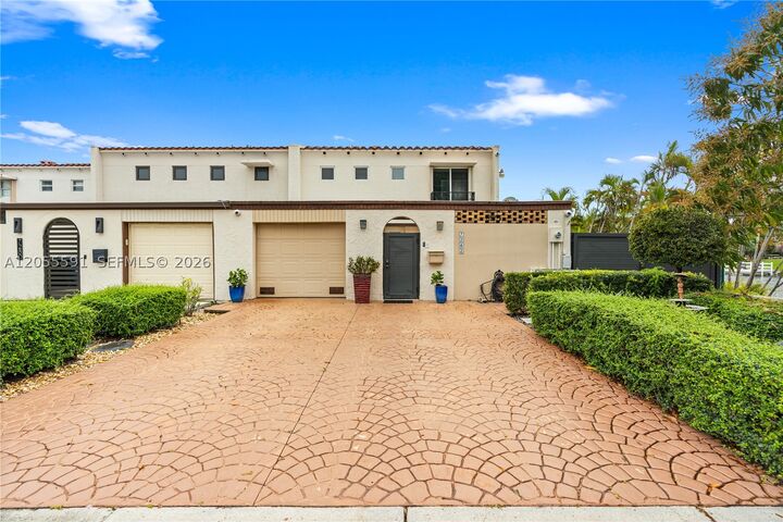 Property Photo: 7282 Jacaranda Ln FL 33014