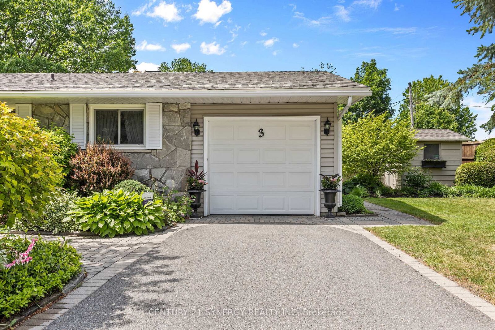 Property Photo:  3 Auburn Street  ON K2H 6L7 