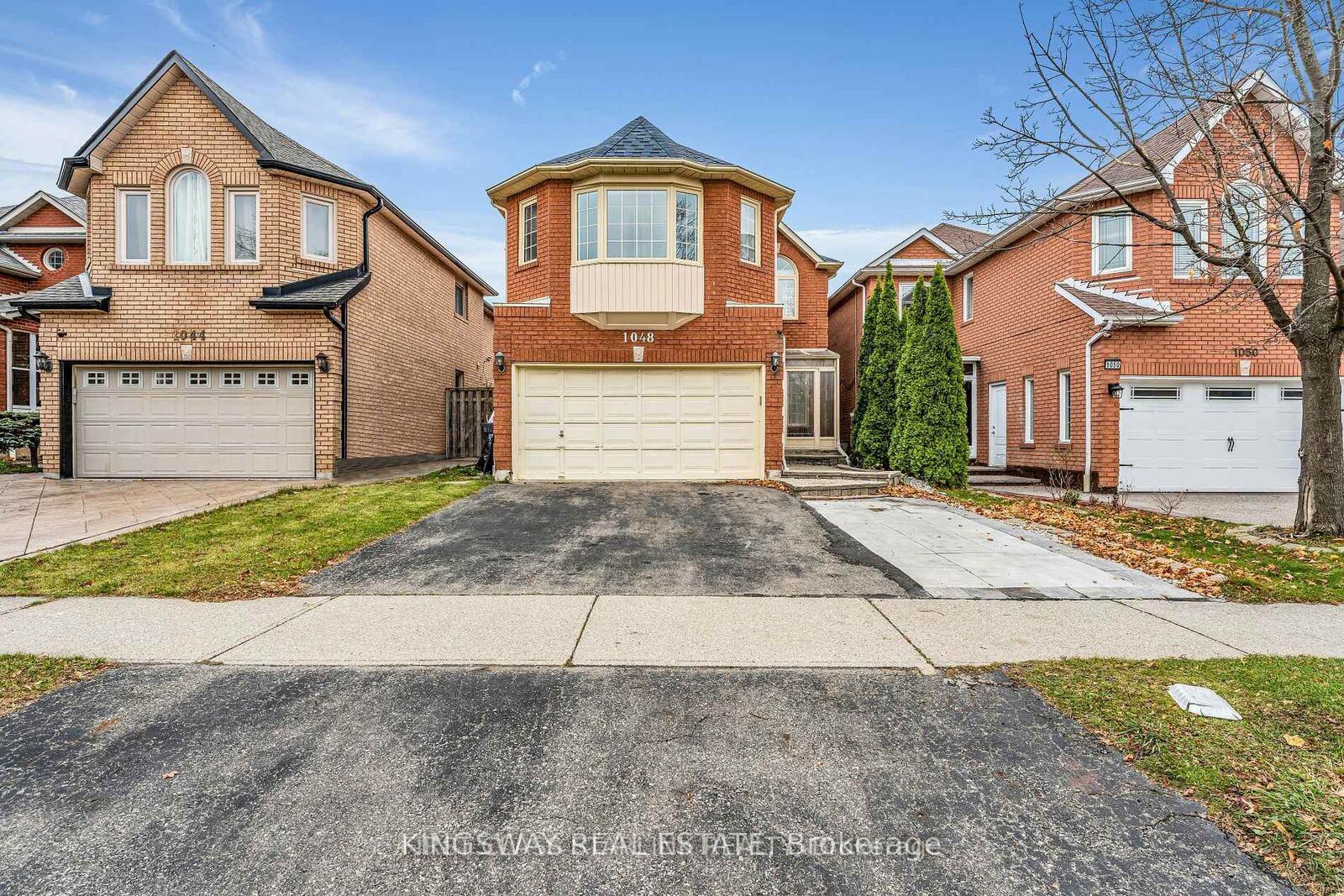 Property Photo: 1048 Charminster Crescent ON L5V 1R1