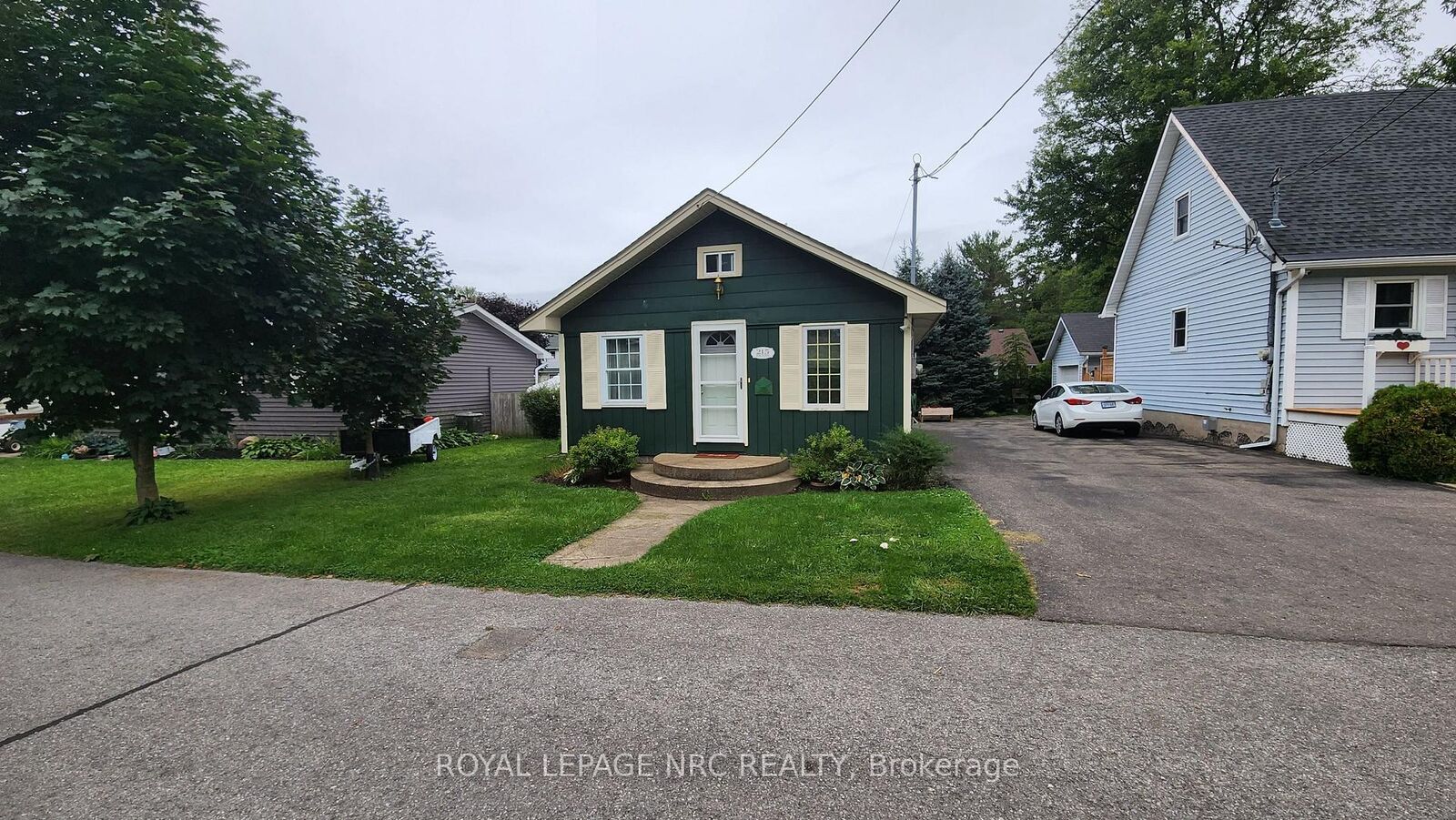 Property Photo: 215 Devon Place ON L0S 1B0