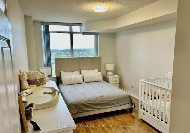 Photo de la propriété: 35 Kingsbridge Garden Circle 1804 ON L5R 3Z5