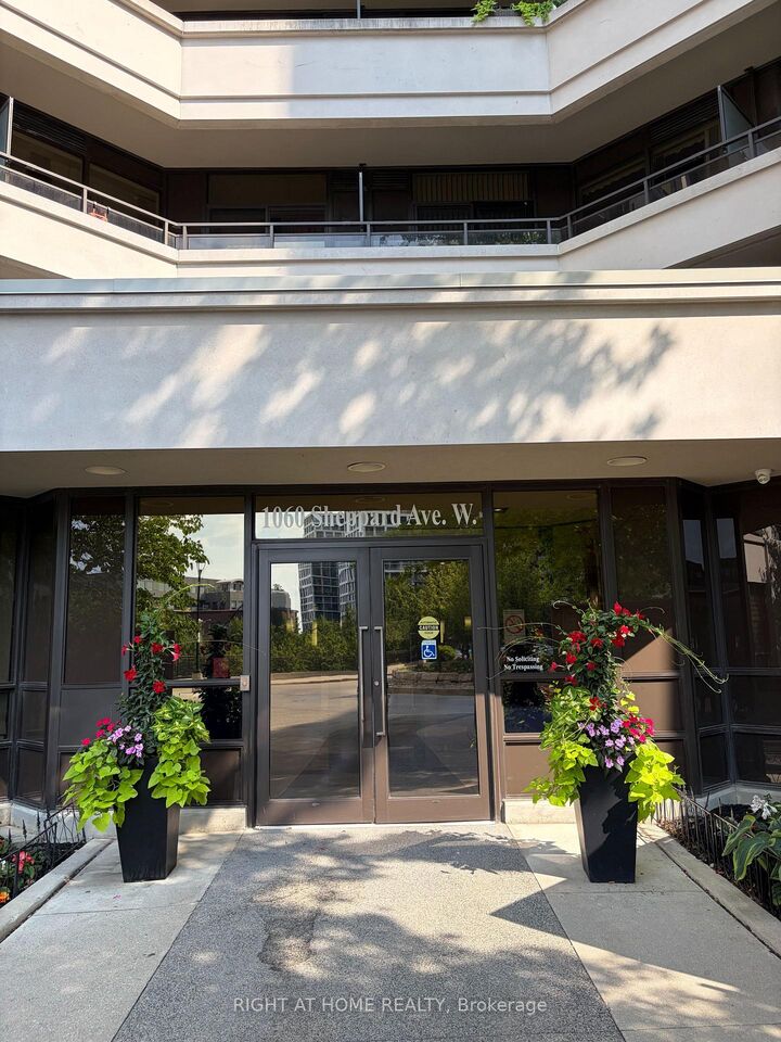 Property Photo: 1060 Sheppard Avenue W 909 ON M3J 0G7