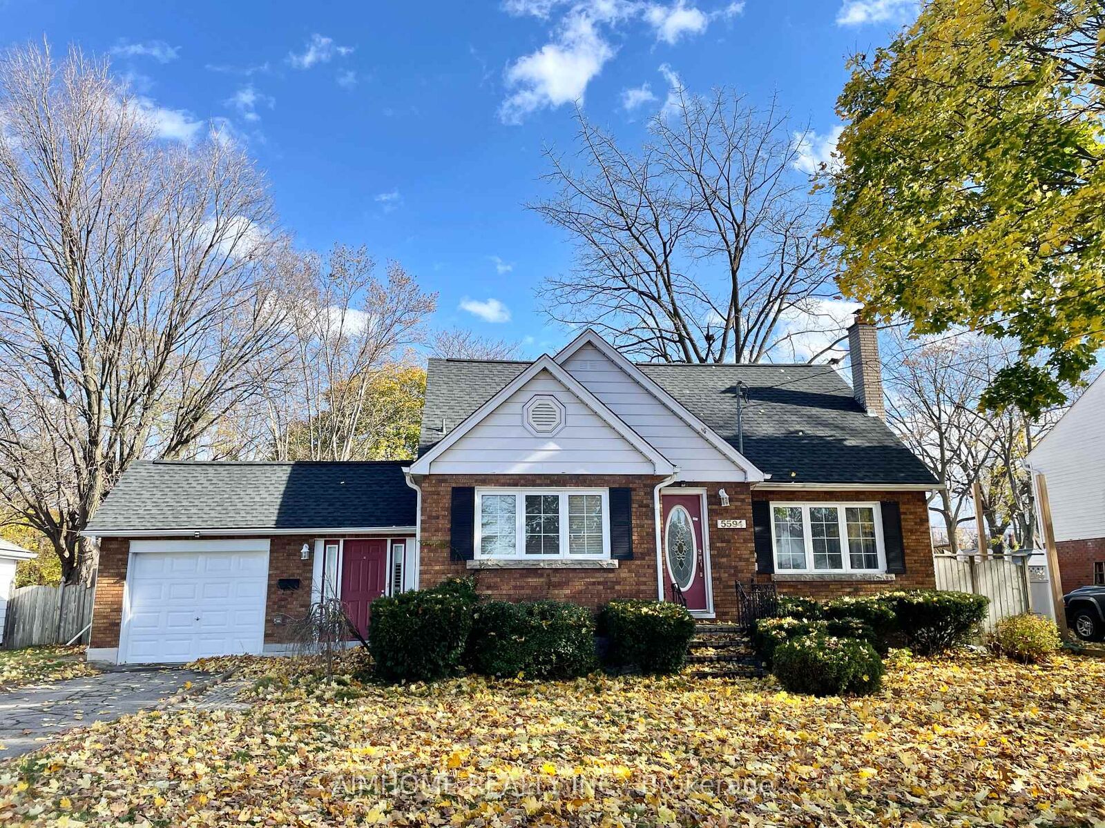 Property Photo: 5594 Woodland Boulevard ON L2G 5K7