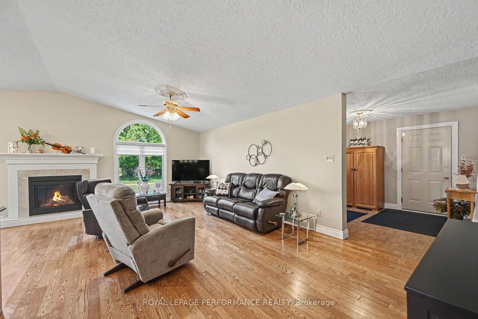 Property Photo: 1401 Holy Cross Boulevard ON K6H 6Z5