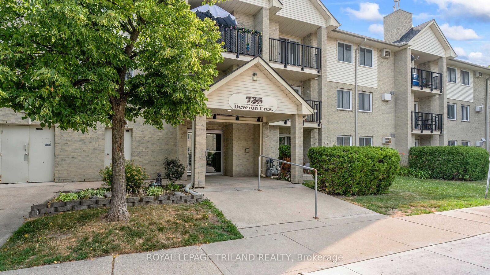 Property Photo: 735 Deveron Crescent 116 ON N5Z 4X8