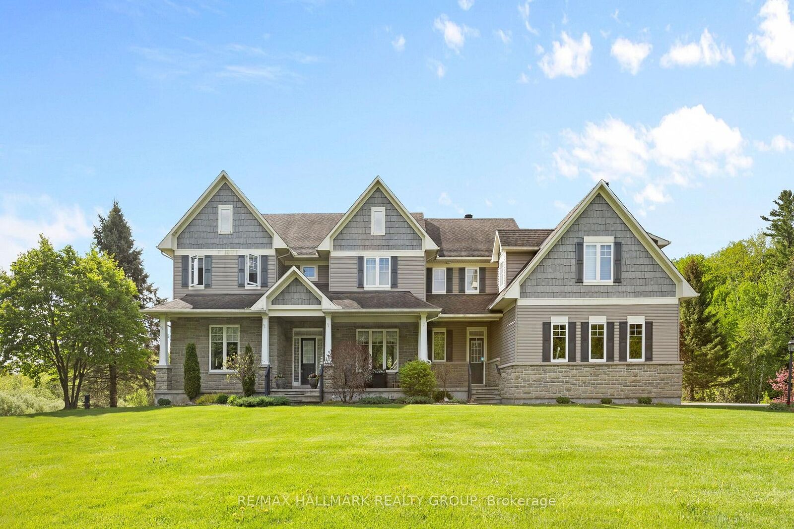 Property Photo: 137 Goodman Drive ON K2W 1C7
