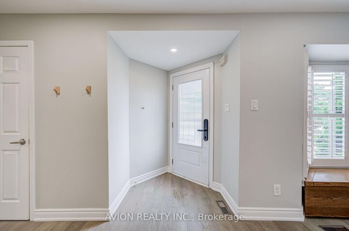 Property Photo: 9 Falan Heights Crescent ON L4G 5C2