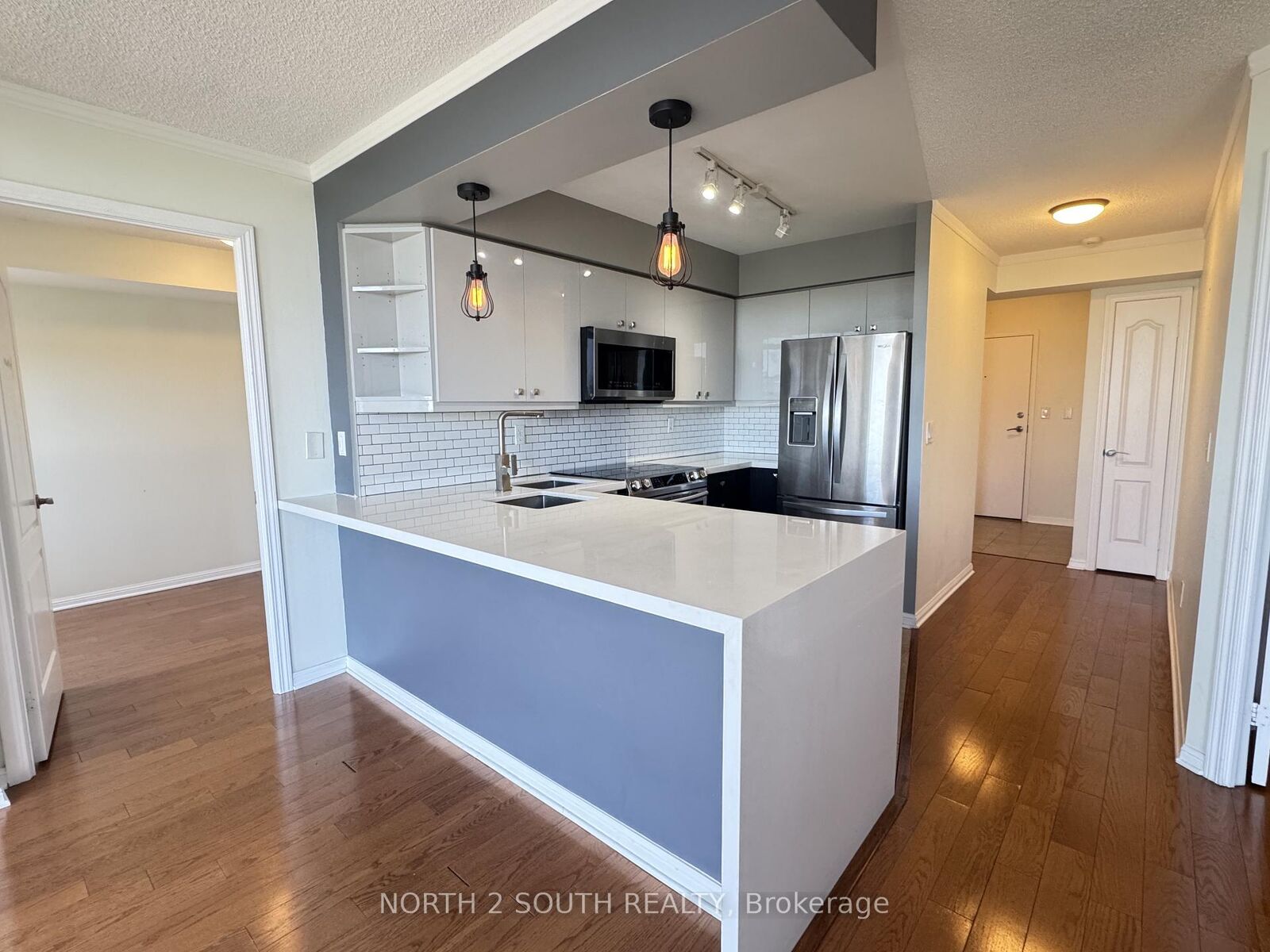 Property Photo: 1150 Parkwest Place 1002 ON L5E 3K4