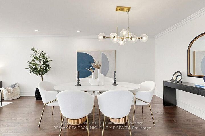 8 Meadowglade Crescent — photo 1