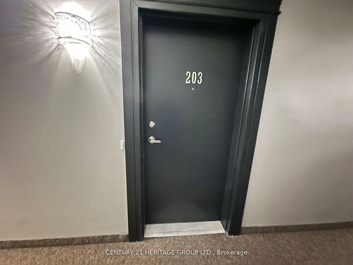 Property Photo: 39 Ferndale Drive S 203 ON L4N 5T5